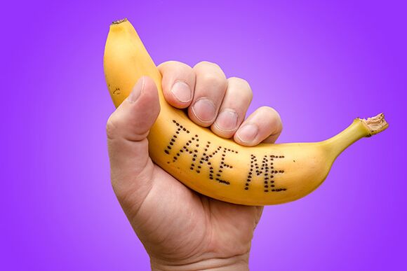 banāns rokā simbolizē dzimumlocekli ar palielinātu galvu