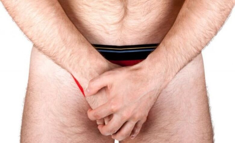 Vīrietis veic dzimumlocekļa masāžu, lai palielinātu dzimumlocekļa biezumu